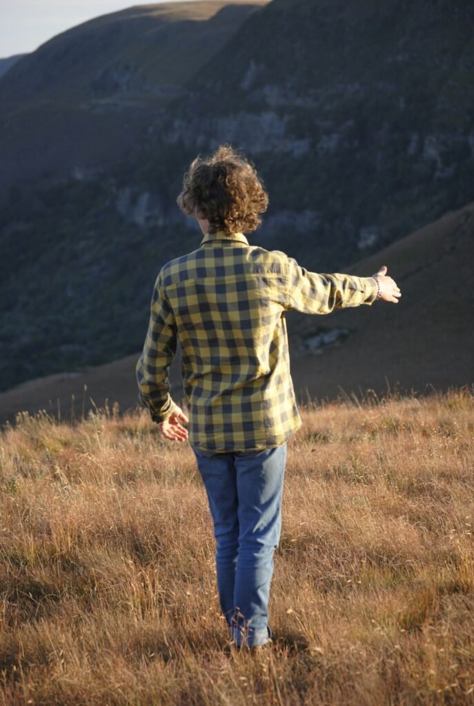 Hombre en la montaña con camisa a cuadro